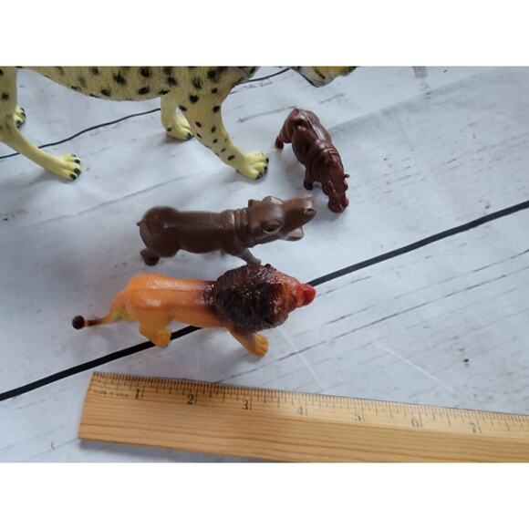 Lot Of 4 Jungle PVC Figure Toys Cheetah Lion Hippos - Picture 7 of 8